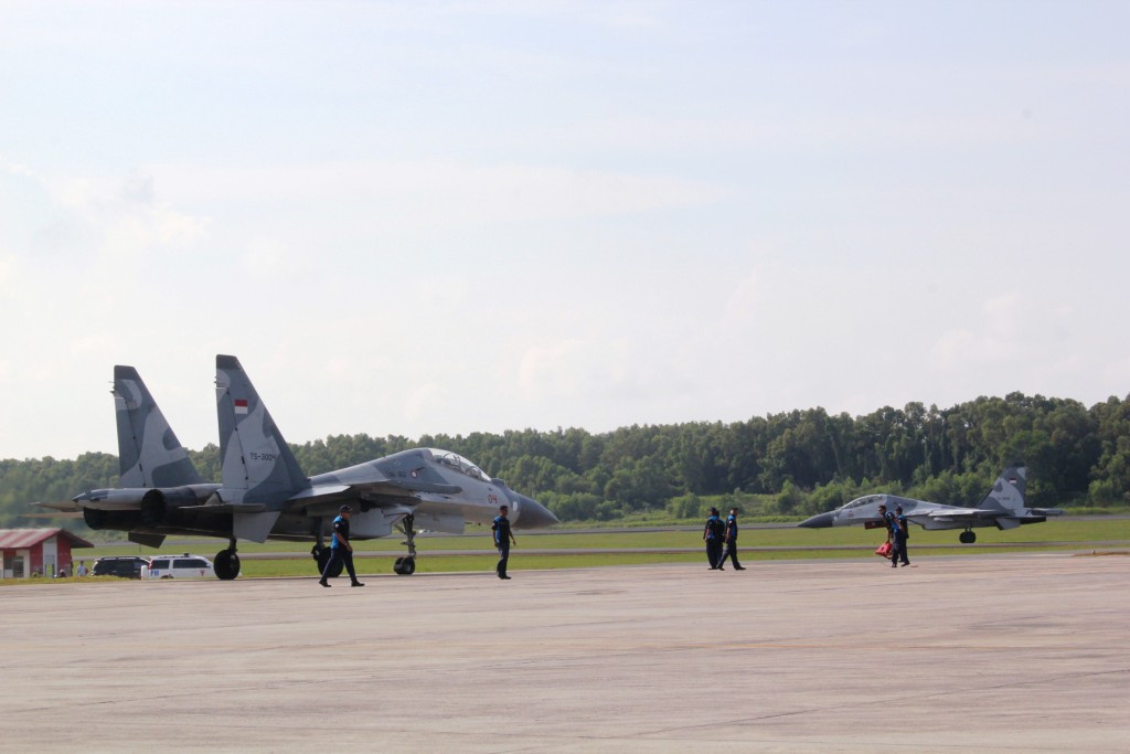 Indonesian_Air_Force_Sukhoi_SU-30_MK2_at_Sultan_Hasanuddin_International_Airport